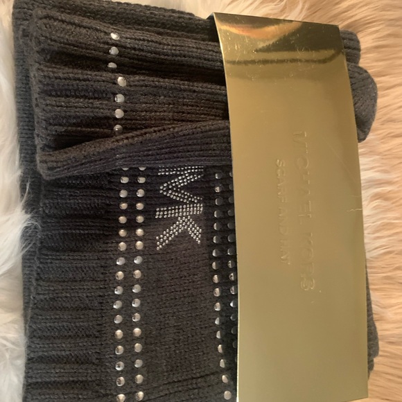 MICHAEL KORS HAT AND SCARF SET. - Picture 2 of 4